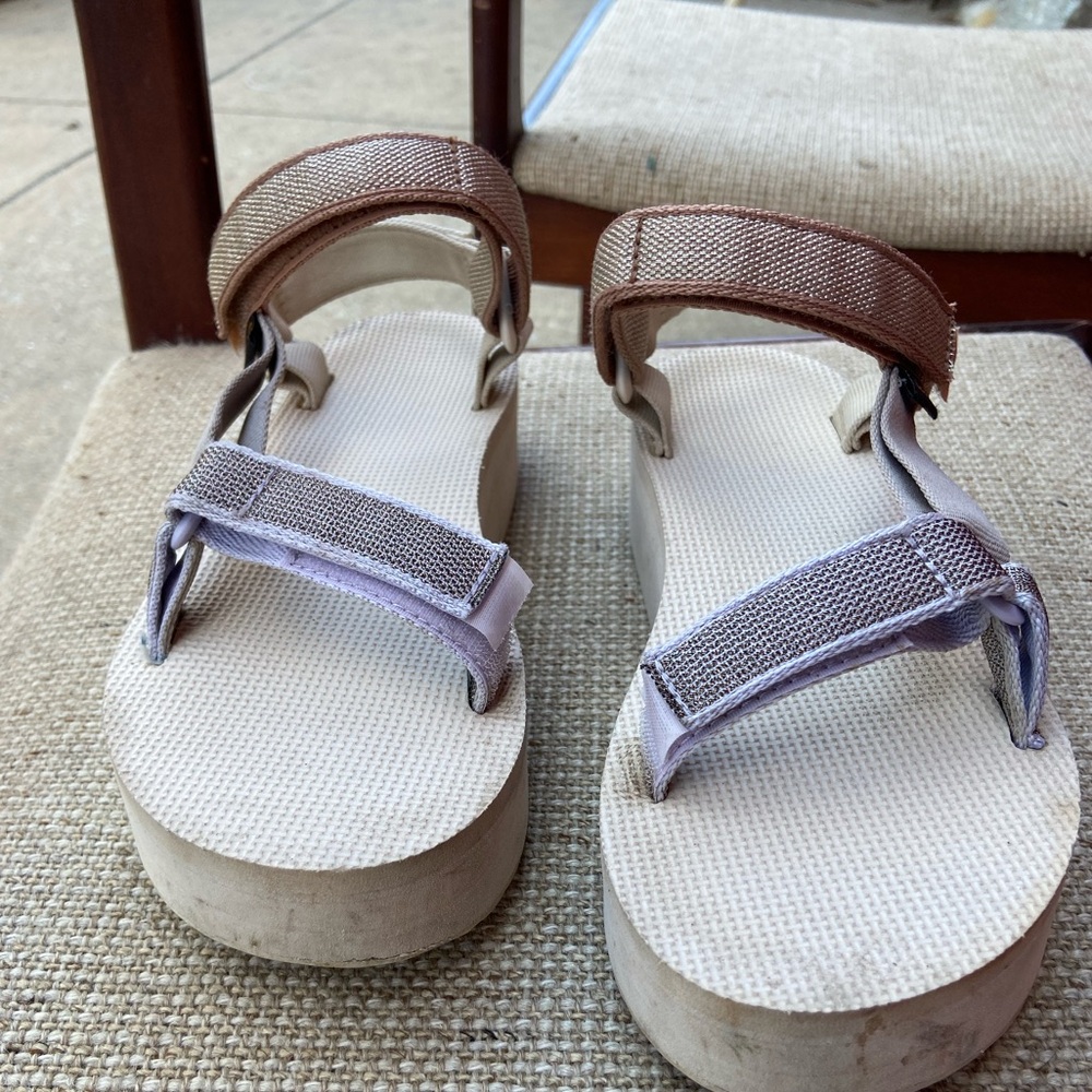 Teva Flatform metallic sandals size US 8